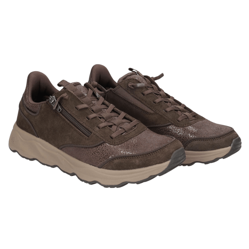 Zwei braune Waldläufer Damensneaker mit breiter Passform, Schnürsenkeln und Reißverschluss, schräg von vorne