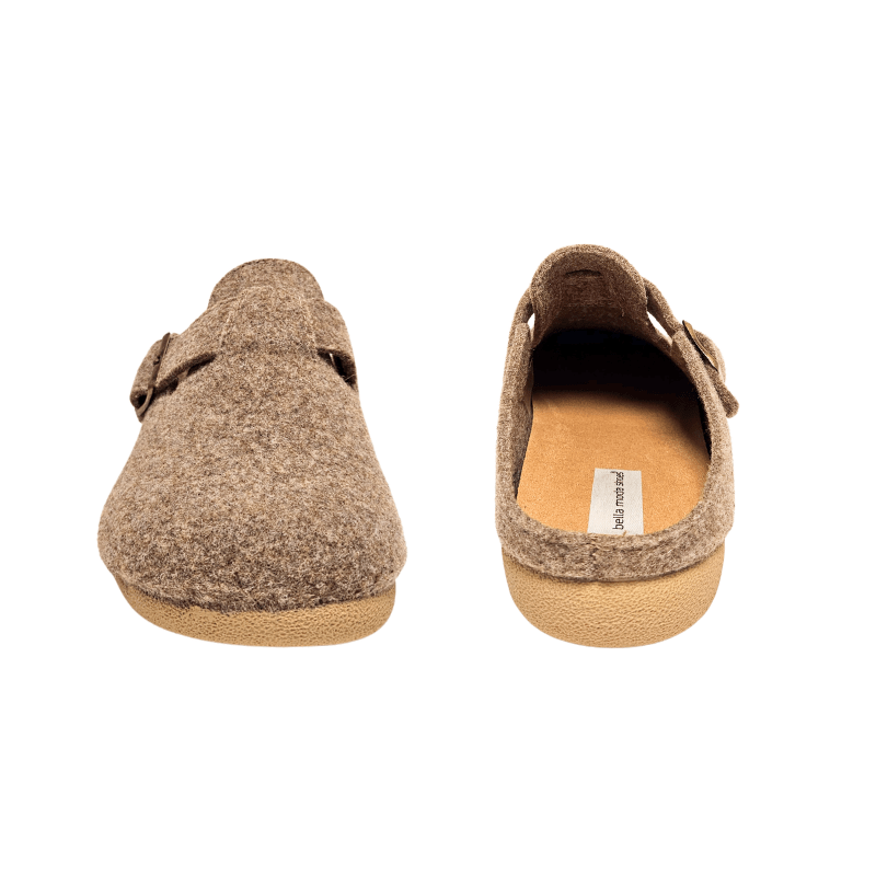 Zwei beige Bella Moda Damenschuhe aus Wolle, einer von vorne und der andere von hinten mit Innensohle
