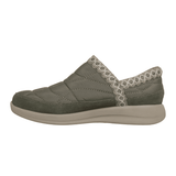 Olivgrüner Skechers Damenschuh, Seitenansicht, mit gestepptem Design und einfachem Slip-in-Einstieg