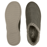 Zwei olivgrüne Skechers Damenschuhe von oben; einer zeigt die Außensohle, der andere die Memory Foam Innensohle