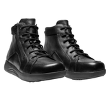Zwei schwarze New Feet Herrenstiefel aus Leder, leicht schräg von vorne gesehen, mit Schnürsenkeln