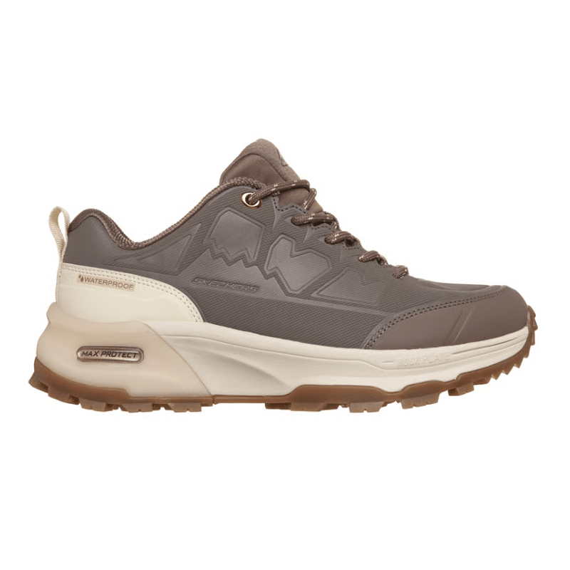 Mokkabrauner wasserdichter Skechers Damensneaker von der Seite, mit Textdetails und robuster Sohle