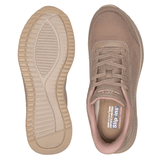 Zwei sandfarbene Skechers Damenschuhe; einer zeigt die Sohle mit Profil, der andere die Innensohle mit Slip-ins Logo