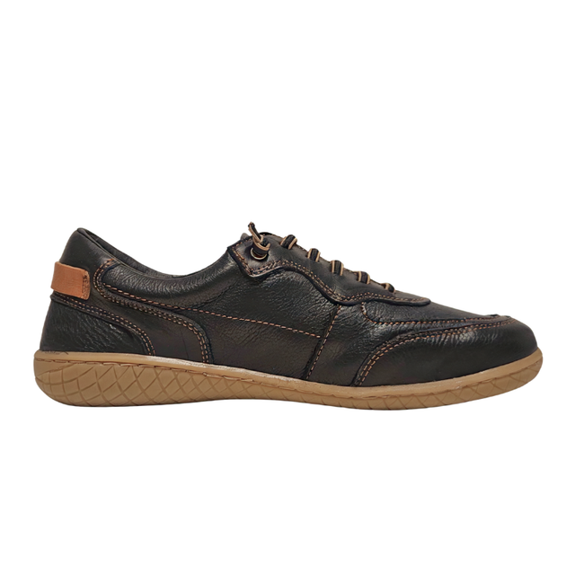 Schwarzer Bella Moda Barfußschuh für Damen, von der Seite mit braunen Elastikschnürsenkeln und Sohle