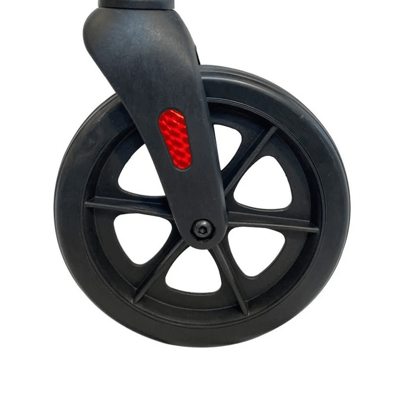 Detailaufnahme eines schwarzen, pannensicheren Gummirads des Ibis Rollators mit rotem Reflektor