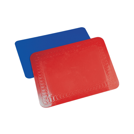 Zwei rutschfeste Bodenmatten, eine rote mit Textur und eine blaue, schräg von oben gesehen
