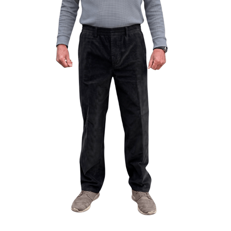 Schwarze Cordhose mit Gummibund und klassischen Nähten von vorne an einer Person