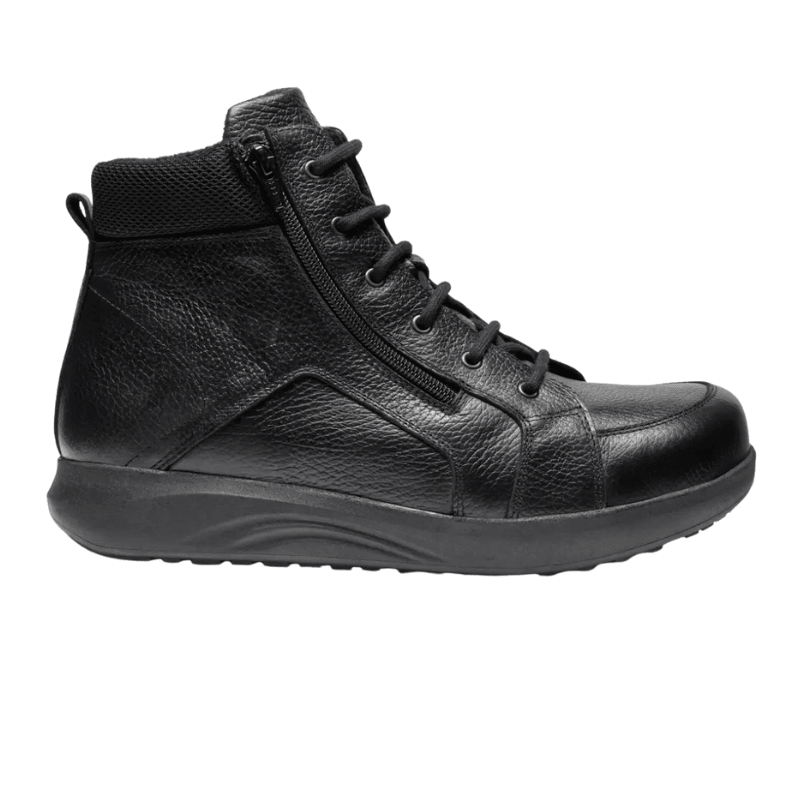 Schwarzer New Feet Herrenstiefel aus Glattleder, seitlich gesehen, mit Schnürsenkeln und Reißverschluss